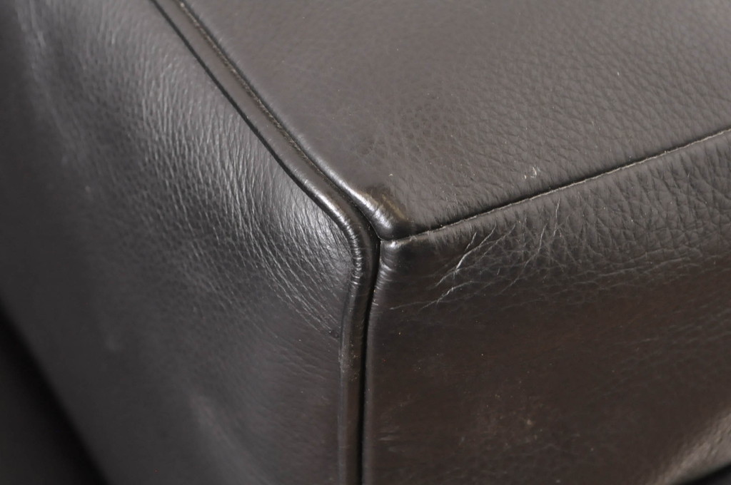 中古　美品　Cassina(カッシーナ)　ル・コルビュジエ(Le Corbusier)　LC3　GRAND MODELE(グラン モデル)　本革製　ポリエステルパッディング　シンプルモダンなデザインがかっこいい1人掛けソファ2脚セット(1Pソファ、一人掛け)(定価2脚で約206万円)(R-068570)