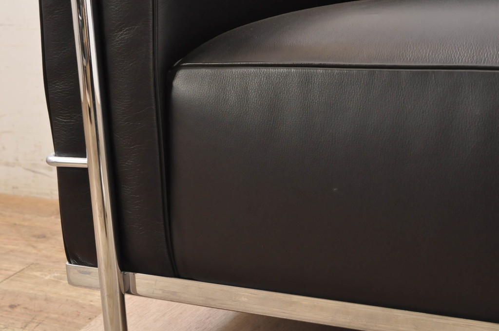 中古　美品　Cassina(カッシーナ)　ル・コルビュジエ(Le Corbusier)　LC3　GRAND MODELE(グラン モデル)　本革製　ポリエステルパッディング　シンプルモダンなデザインがかっこいい1人掛けソファ2脚セット(1Pソファ、一人掛け)(定価2脚で約206万円)(R-068570)