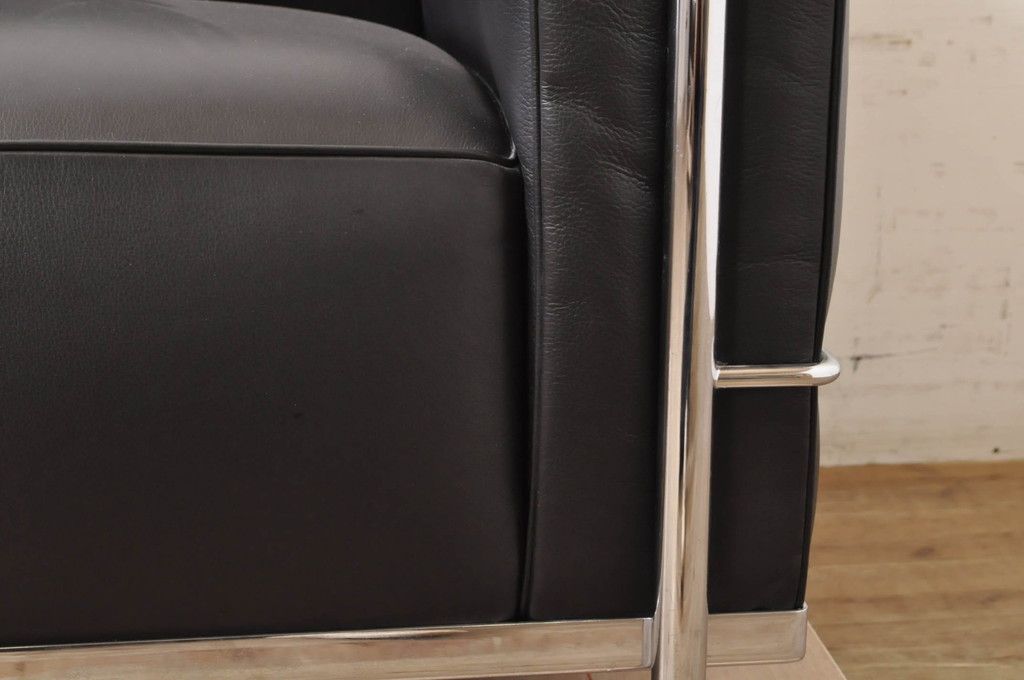 中古　美品　Cassina(カッシーナ)　ル・コルビュジエ(Le Corbusier)　LC3　GRAND MODELE(グラン モデル)　本革製　ポリエステルパッディング　シンプルモダンなデザインがかっこいい1人掛けソファ2脚セット(1Pソファ、一人掛け)(定価2脚で約206万円)(R-068570)