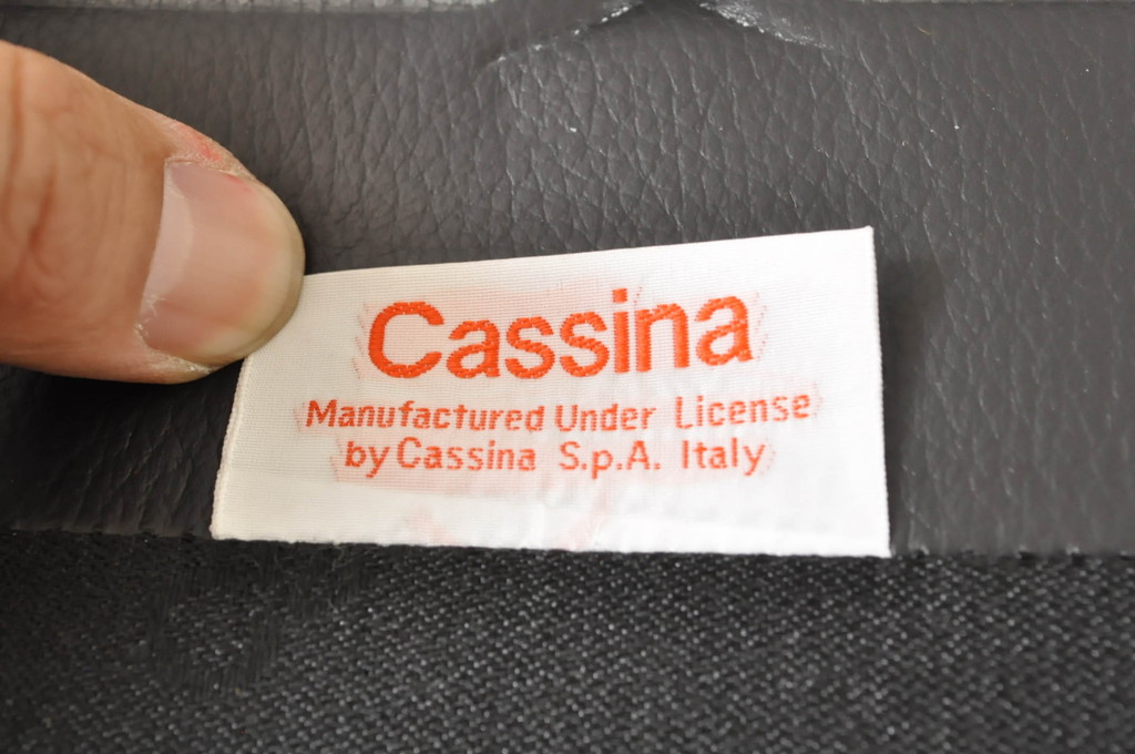 中古　美品　Cassina(カッシーナ)　ル・コルビュジエ(Le Corbusier)　LC3　GRAND MODELE(グラン モデル)　本革製　ポリエステルパッディング　シンプルモダンなデザインがかっこいい1人掛けソファ2脚セット(1Pソファ、一人掛け)(定価2脚で約206万円)(R-068570)