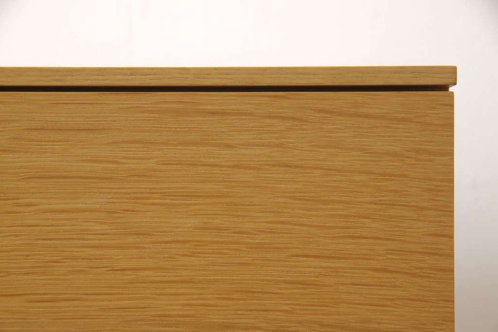 中古　美品　IDC大塚家具　松永工房　NINE(ナイン)　ホワイトオーク　洗練されたデザインが魅力的なフラップ扉付きサイドキャビネット(サイドチェスト、サイドテーブル、ナイトテーブル)(R-057838)