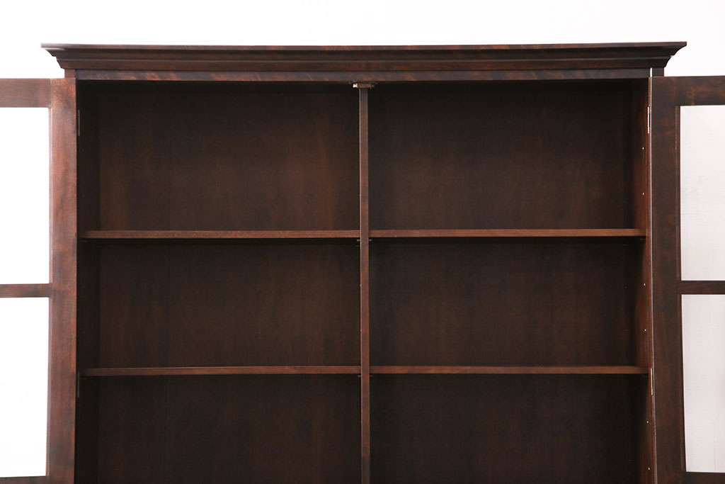 中古　国産民芸家具　クラシカルな佇まいが上品な書棚(ブックケース、本箱、飾り棚、キャビネット、戸棚)(R-049597)