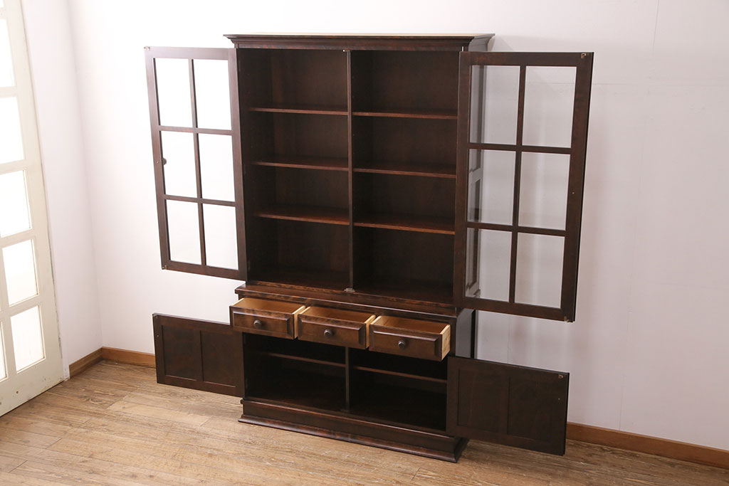 中古　国産民芸家具　クラシカルな佇まいが上品な書棚(ブックケース、本箱、飾り棚、キャビネット、戸棚)(R-049597)