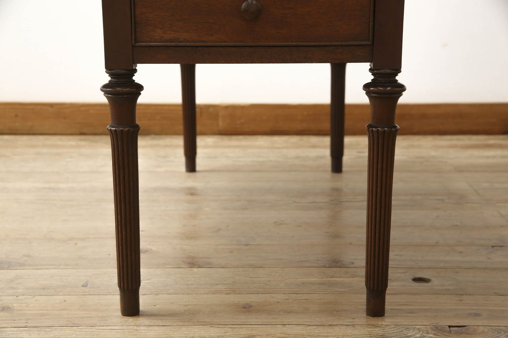 イギリスアンティーク　クラシカルな佇まいが魅力的なマホガニー材製のバタフライセンターテーブル(エクステンション、ローテーブル)(R-047709)