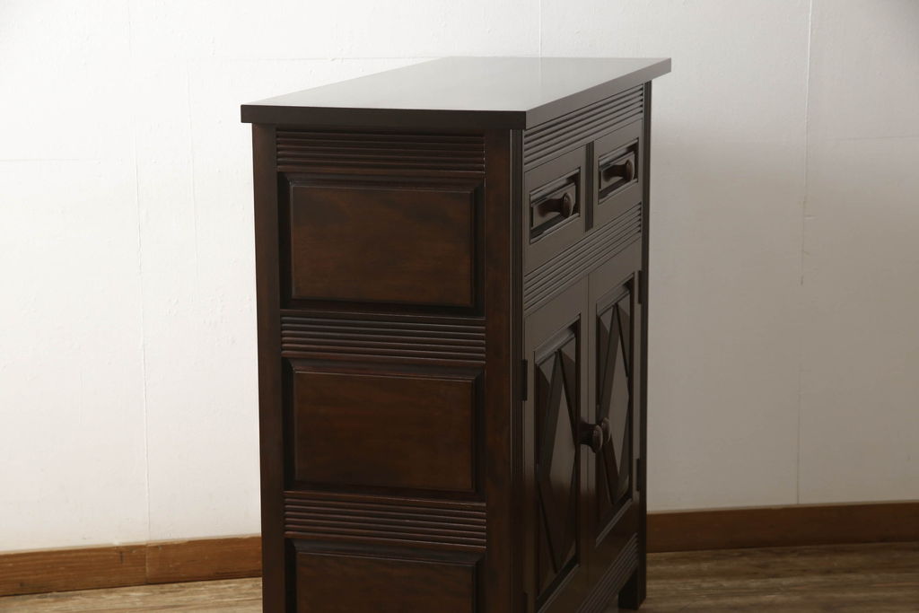 中古　美品　松本民芸家具　クラシカルな雰囲気とモダンなデザインが魅力のリード型サイドボード(サイドキャビネット、収納棚、戸棚)(定価約59万円)(R-058867)