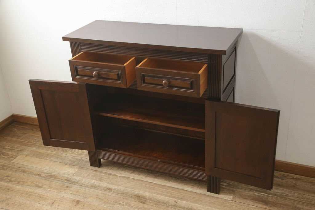 中古　美品　松本民芸家具　クラシカルな雰囲気とモダンなデザインが魅力のリード型サイドボード(サイドキャビネット、収納棚、戸棚)(定価約59万円)(R-058867)