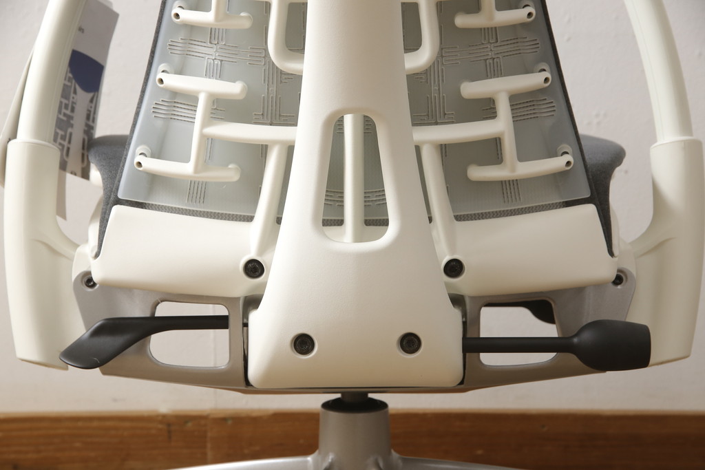 中古　極美品　Herman Miller(ハーマンミラー)　Embody Chairs　Bill Stumpf・Jeff Weber　ホワイトフレームがお洒落!座り心地を追求したエンボディチェア(ゲーミングチェア、オフィスチェア、アームチェア、ワークチェア、ビル・スタンフ、ジェフ・ウェバー)(定価約25万円)(R-065415)