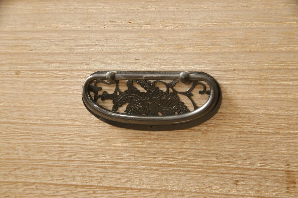 中古　国産　職人手造り　透かしの金具が素敵な総桐箪笥(並厚、総桐たんす、着物箪笥、和タンス、衣装箪笥)(R-059933)