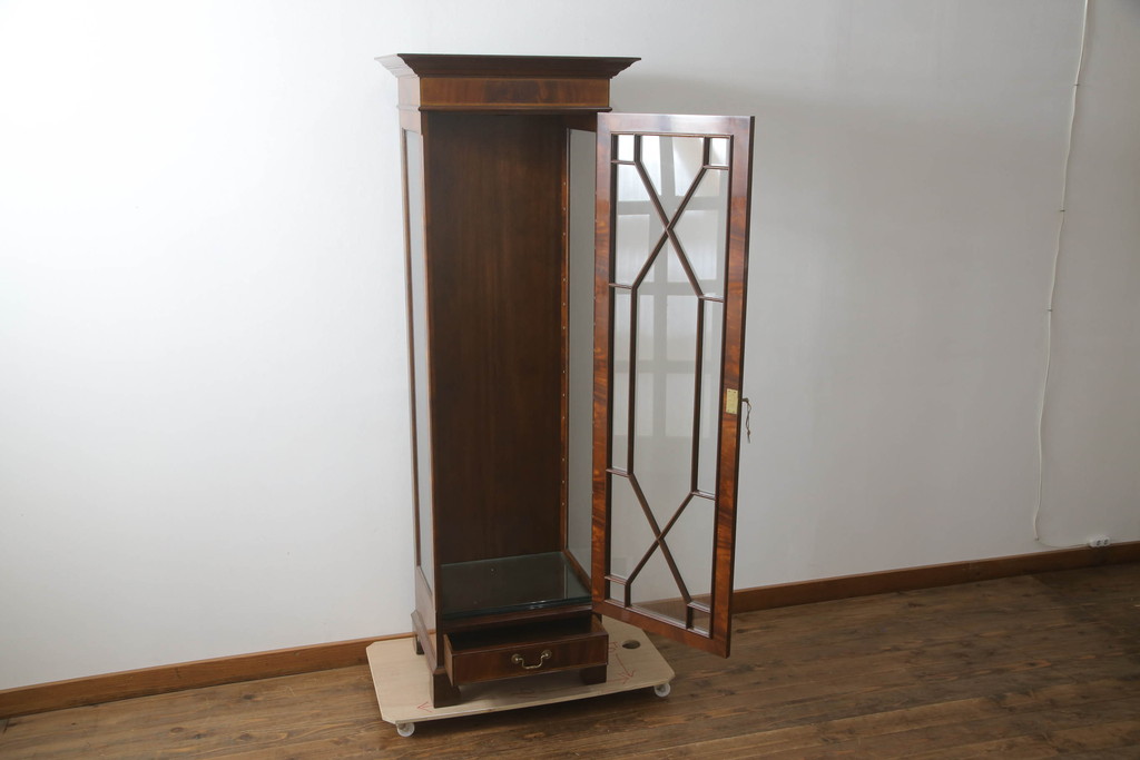 中古　アメリカ高級輸入家具　IDC大塚家具取り扱い　Scarborough House(スカボローファインファニチャー)　クラシカルなデザインが魅力の縦型キャビネット(ショーケース、ガラスケース、キュリオケース、飾り棚、ディスプレイ棚、店舗什器)(定価約70万円)(R-072568)