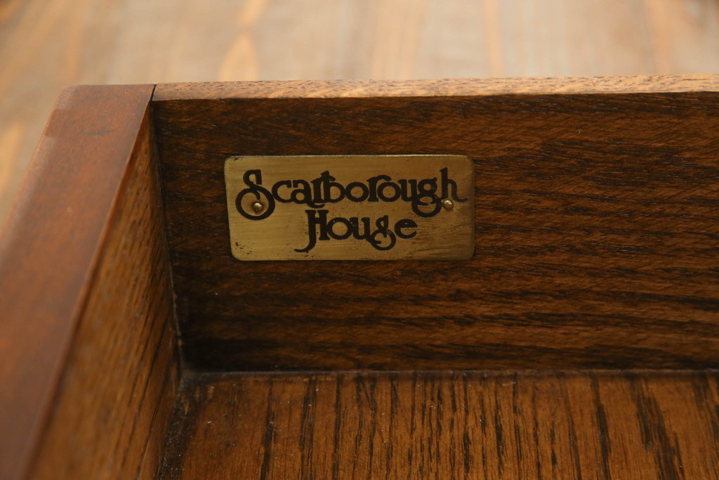 中古　アメリカ高級輸入家具　IDC大塚家具取り扱い　Scarborough House(スカボローファインファニチャー)　クラシカルなデザインが魅力の縦型キャビネット(ショーケース、ガラスケース、キュリオケース、飾り棚、ディスプレイ棚、店舗什器)(定価約70万円)(R-072568)