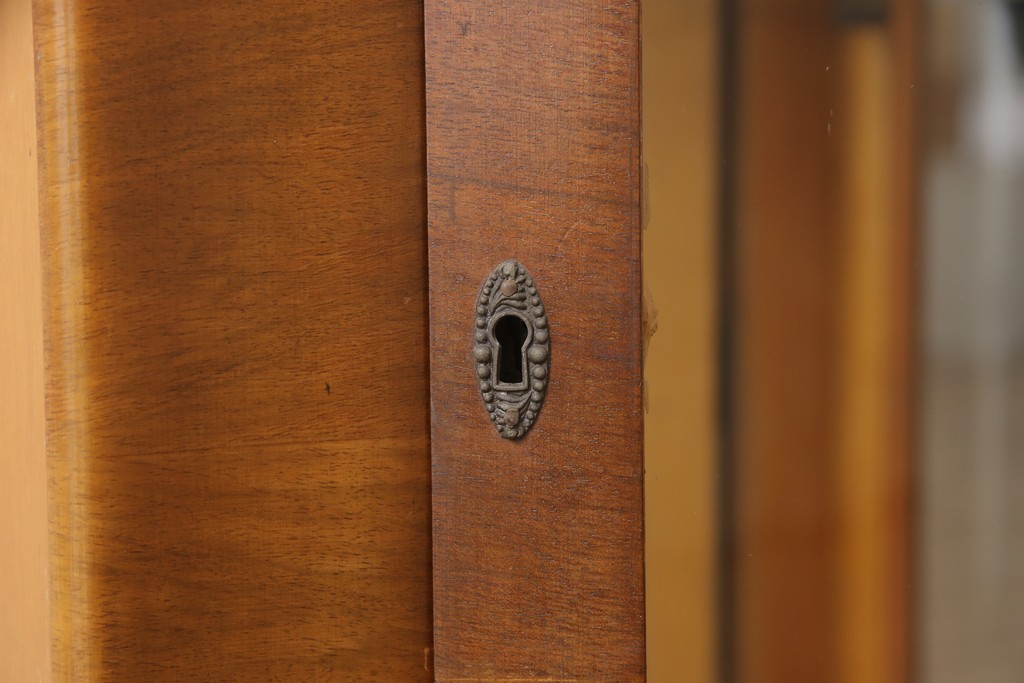 イギリスアンティーク　丸みを帯びたフォルムがかわいらしい猫脚キャビネット(ガラスケース、飾り棚)(R-053925)