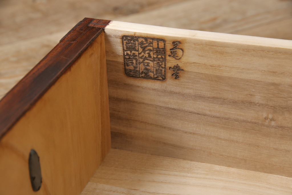 中古　伝統工芸　岩谷堂箪笥　菊幸作　ダイナミックな杢目が一際目を引く収納棚(戸棚、キャビネット、ローボード)(R-051965)