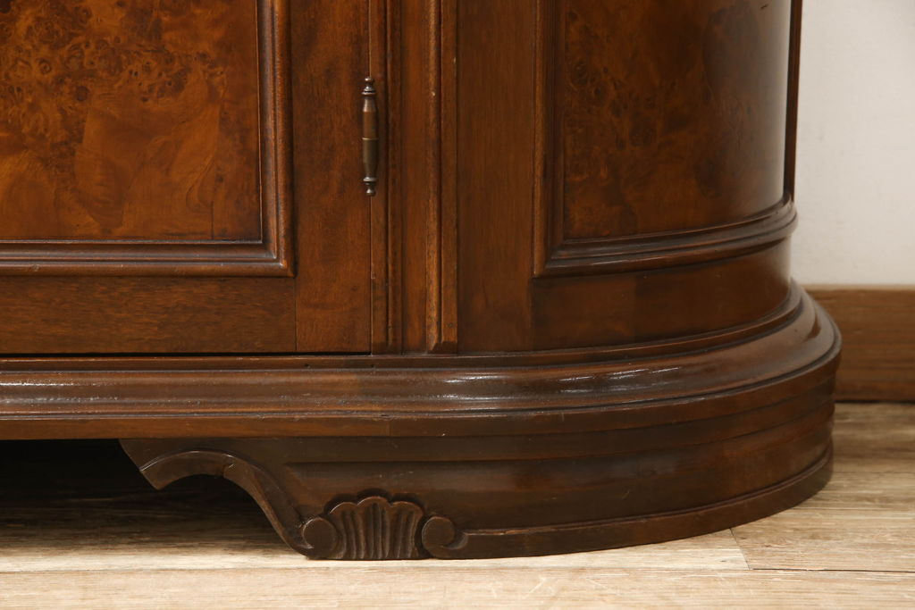 中古　美品　イタリア高級家具　クラシカルな雰囲気を醸し出すキャビネット(キュリオケース、チャイナキャビネット、コレクションケース、ガラスケース)(R-055429)