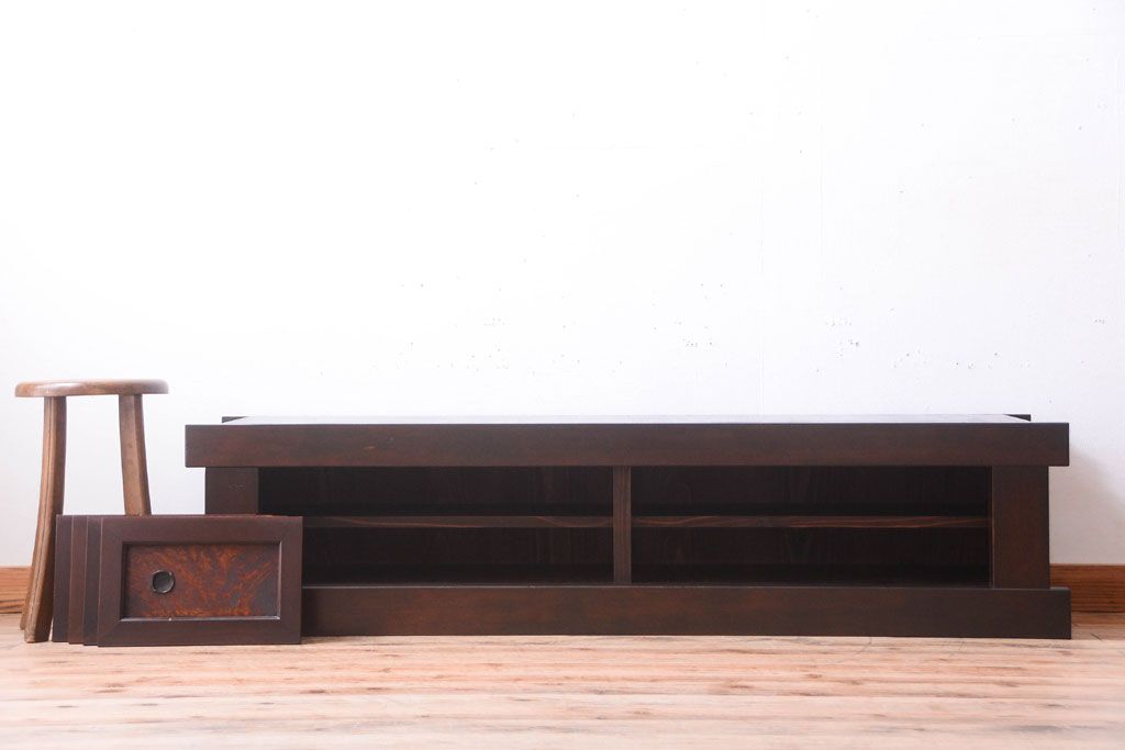 【セミオーダー家具実例】明治大正期の水屋箪笥を現代のお部屋にも取り入れやすいようにローボードへリメイク。新たに天板を取り付け、補強もばっちり!引き戸のメンテナンス、背面も新材にて貼り直し。取り外し可能な棚板を設置。赤みがかった濃い茶色の着色で仕上げました。(テレビ台、テレビボード、収納棚、戸棚、キャビネット)