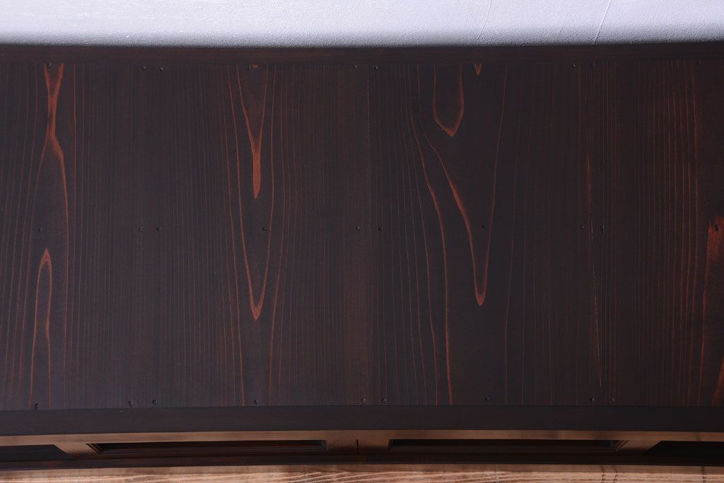 【セミオーダー家具実例】明治大正期の水屋箪笥を現代のお部屋にも取り入れやすいようにローボードへリメイク。新たに天板を取り付け、補強もばっちり!引き戸のメンテナンス、背面も新材にて貼り直し。取り外し可能な棚板を設置。赤みがかった濃い茶色の着色で仕上げました。(テレビ台、テレビボード、収納棚、戸棚、キャビネット)