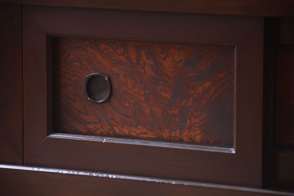 【セミオーダー家具実例】明治大正期の水屋箪笥を現代のお部屋にも取り入れやすいようにローボードへリメイク。新たに天板を取り付け、補強もばっちり!引き戸のメンテナンス、背面も新材にて貼り直し。取り外し可能な棚板を設置。赤みがかった濃い茶色の着色で仕上げました。(テレビ台、テレビボード、収納棚、戸棚、キャビネット)