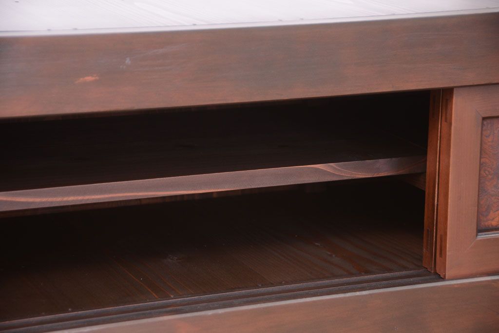 【セミオーダー家具実例】明治大正期の水屋箪笥を現代のお部屋にも取り入れやすいようにローボードへリメイク。新たに天板を取り付け、補強もばっちり!引き戸のメンテナンス、背面も新材にて貼り直し。取り外し可能な棚板を設置。赤みがかった濃い茶色の着色で仕上げました。(テレビ台、テレビボード、収納棚、戸棚、キャビネット)