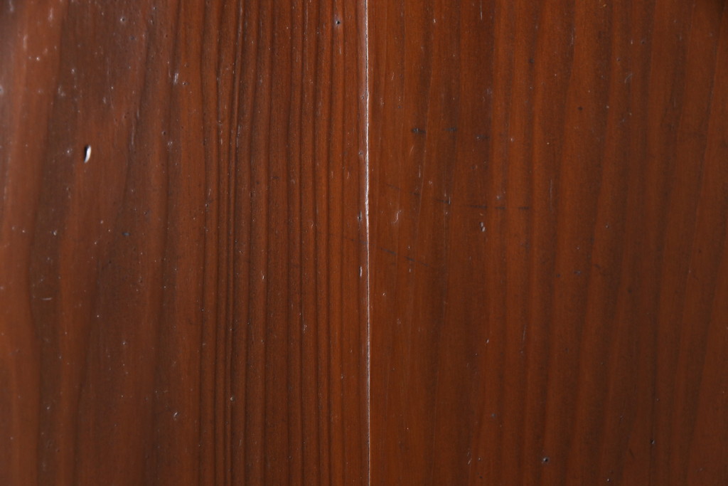 【セミオーダー家具実例】昭和初期の板戸に高品質リペアを施しました。3枚組をそれぞれ片引き戸としてお使いいただけるよう、高さと幅はお客様ご希望のサイズにリサイズ。お色味は現状のお色に近しい塗料で着色し、ワントーンほど濃いお色で仕上げました。(建具、引き戸)