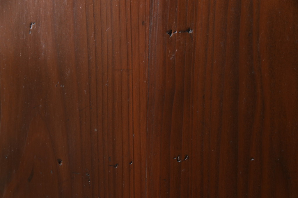 【セミオーダー家具実例】昭和初期の板戸に高品質リペアを施しました。3枚組をそれぞれ片引き戸としてお使いいただけるよう、高さと幅はお客様ご希望のサイズにリサイズ。お色味は現状のお色に近しい塗料で着色し、ワントーンほど濃いお色で仕上げました。(建具、引き戸)