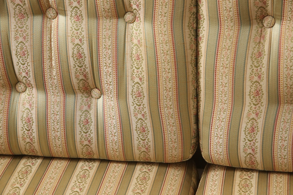 中古　横浜クラシック家具　ノックオンウッド(knockonwood)　コロニアルシリーズ(Hand Made)　英国の伝統スタイルであるウィングバックが印象的な2人掛けソファ(定価約55万円)(ウイングバック、ラブソファ、ウィングチェア、2P、アームチェア、二人掛け)(R-055561)