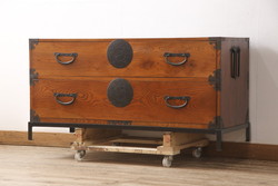 中古　高級品!!　希少モデル　アメリカ　Century Furniture(センチュリー・ファニチャー)　取っ手のデザインが目を引くシノワズリ様式のサイドボード(サイドキャビネット、カウンターテーブル、キッチンカウンター、収納棚)(R-079218)