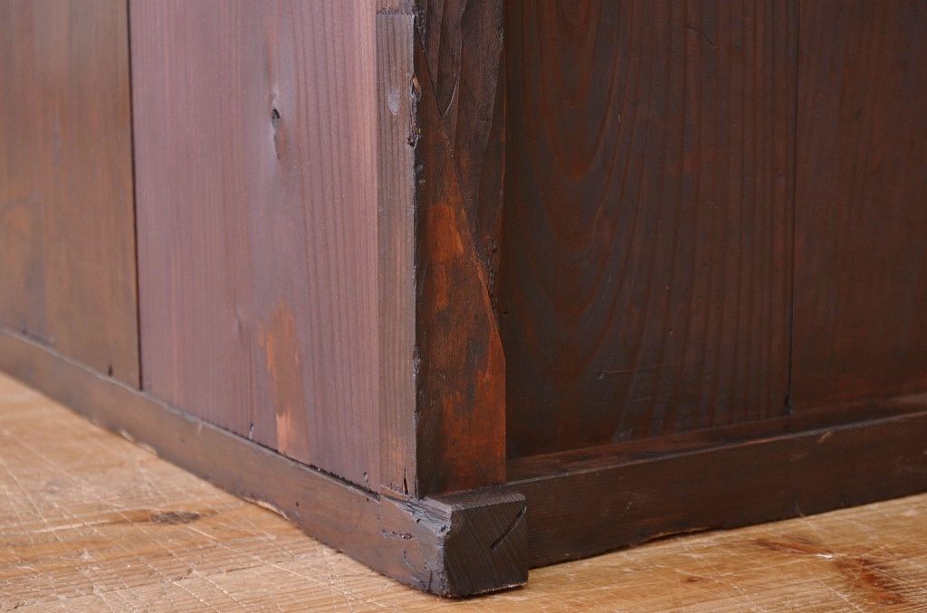 アンティーク家具　古い木のシックなアンティーク収納棚