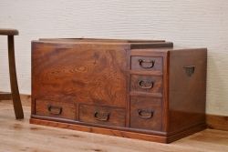 古い欅材の木目の素晴らしい長火鉢