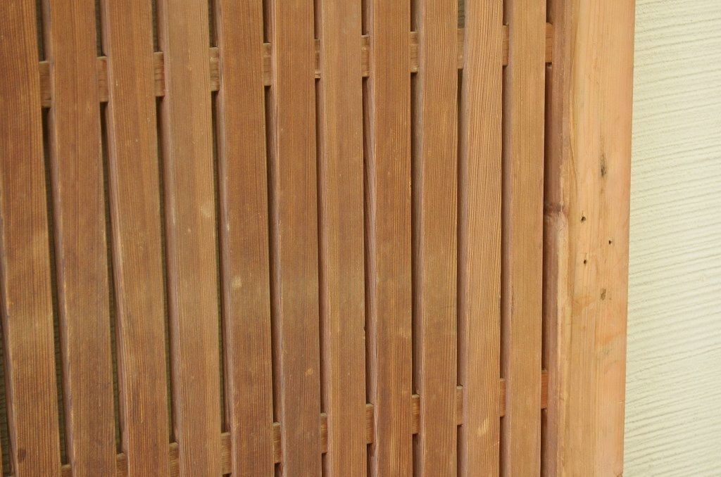 古い木味の格子蔵戸(玄関戸)