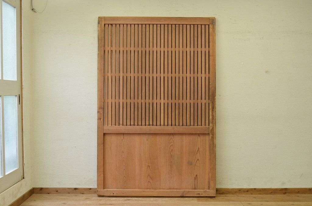 古い木味の格子蔵戸(玄関戸)