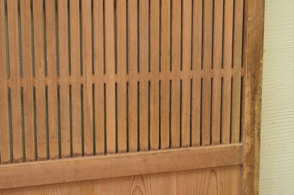 古い木味の格子蔵戸(玄関戸)