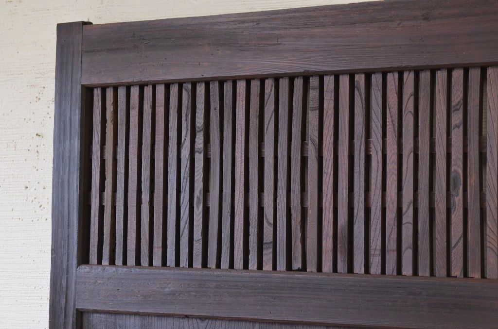 古い欅材の細身の格子蔵戸(玄関戸)