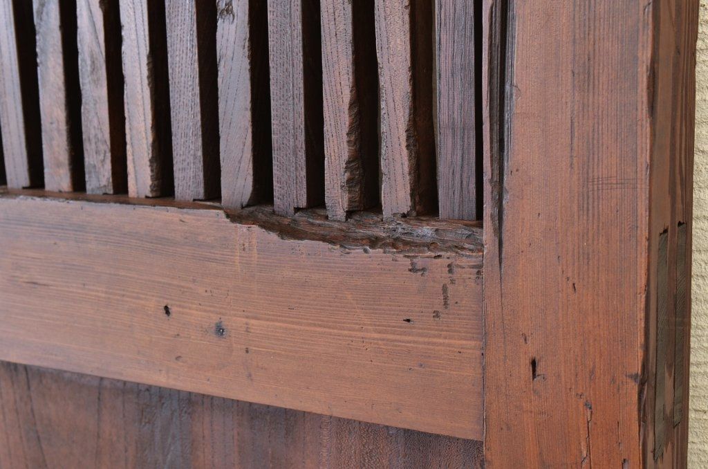 古い欅材の細身の格子蔵戸(玄関戸)