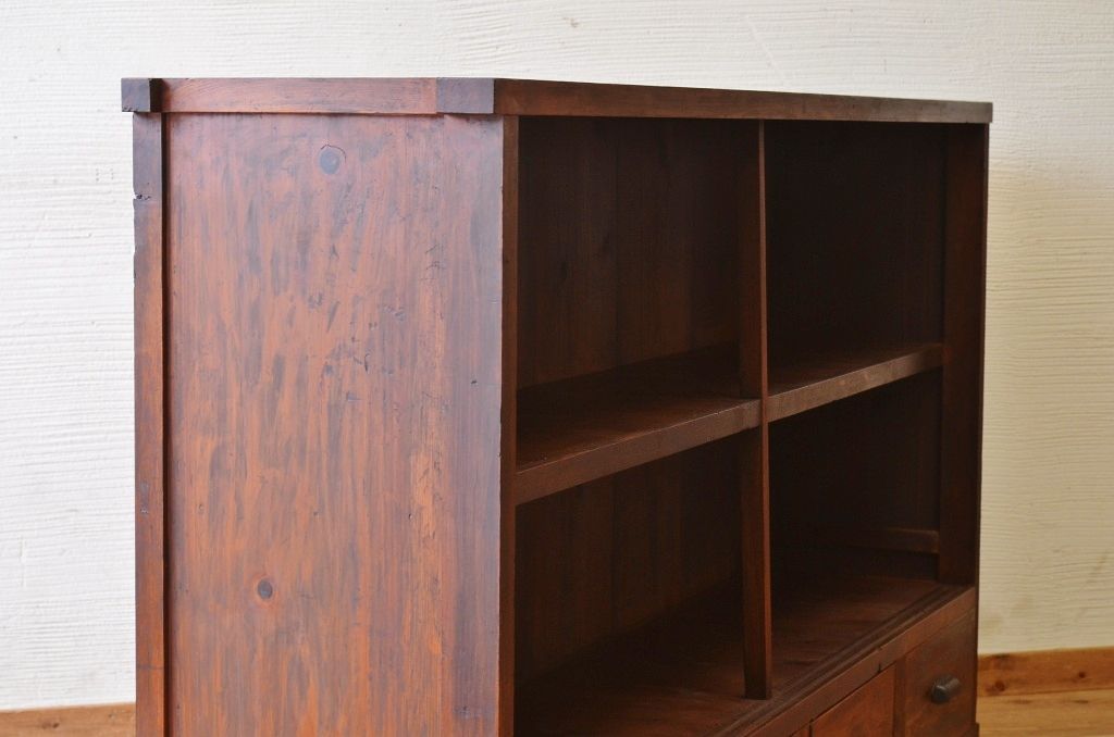 アンティーク家具　古い木の大振りな引き出し付き飾り棚