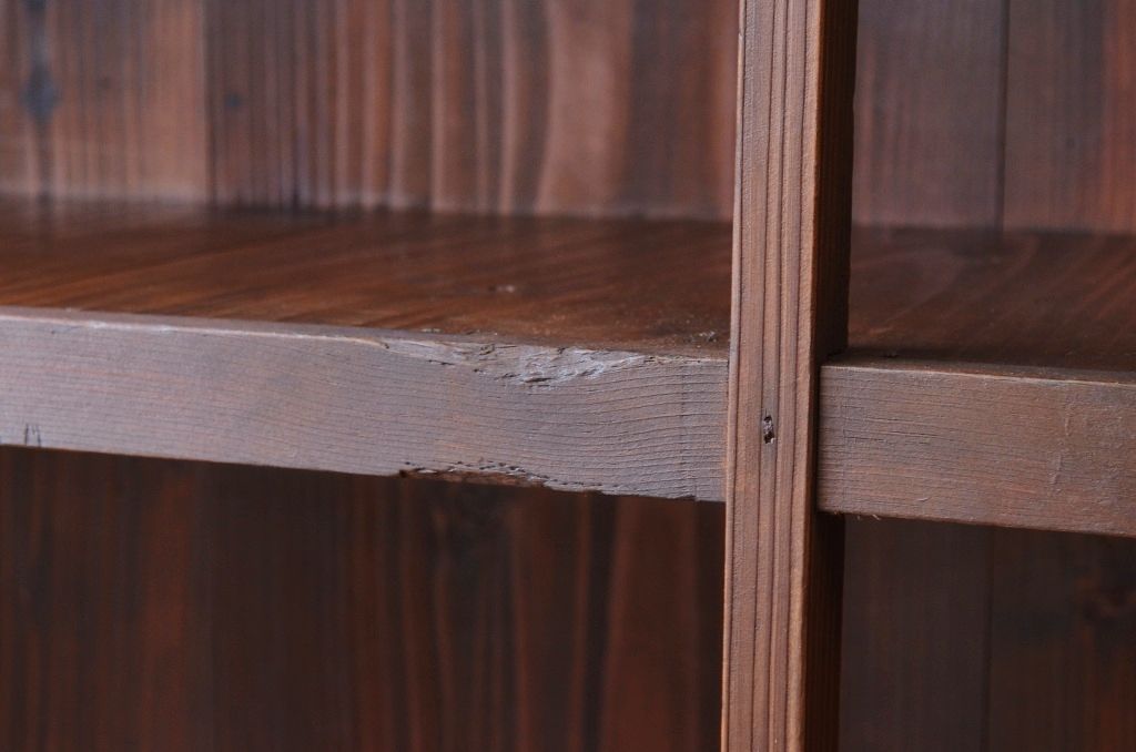 アンティーク家具　古い木の大振りな引き出し付き飾り棚
