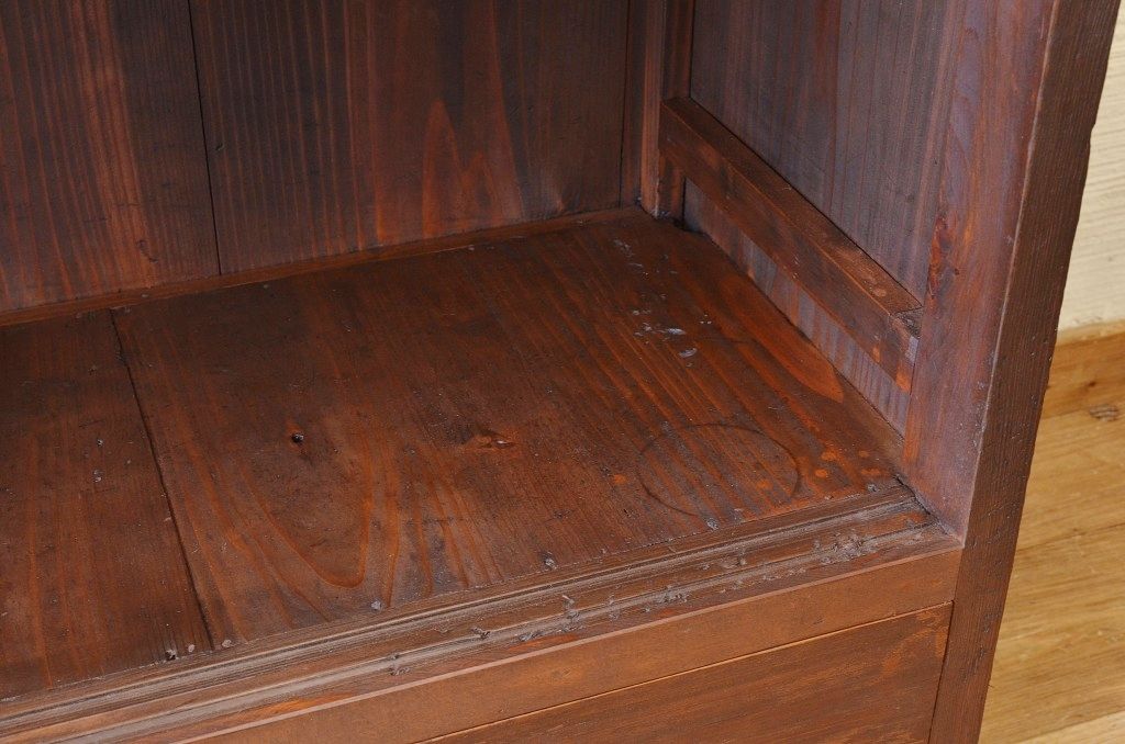 アンティーク家具　古い木の大振りな引き出し付き飾り棚