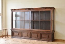 アンティーク家具　古い洋品店の三面ガラス収納棚(ガラスケース、ショーケース、飾り棚)