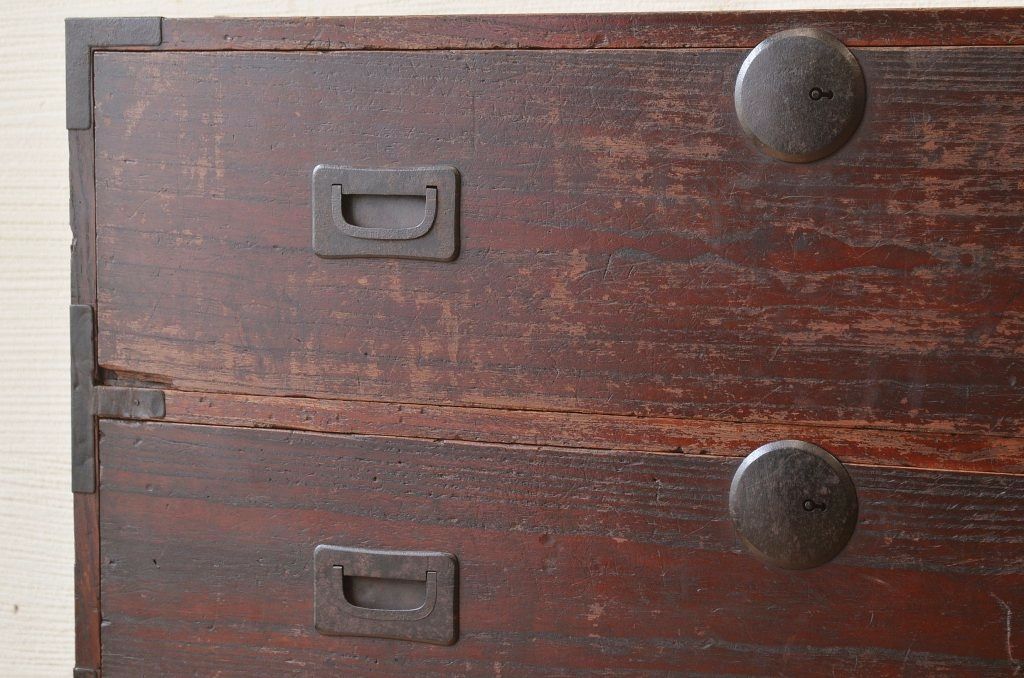 アンティーク家具　☆使い込まれた二段重ね箪笥