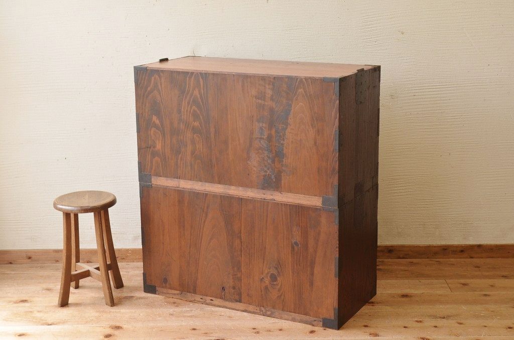 アンティーク家具　☆使い込まれた二段重ね箪笥