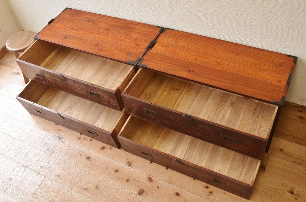 アンティーク家具　☆使い込まれた二段重ね箪笥