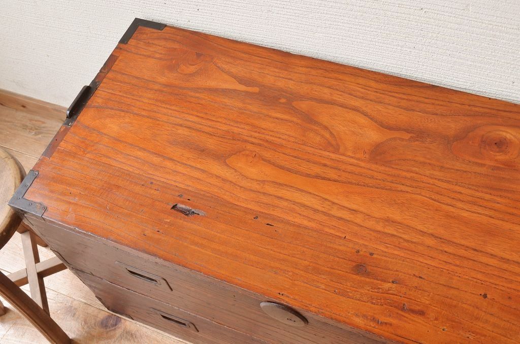 アンティーク家具　☆使い込まれた二段重ね箪笥
