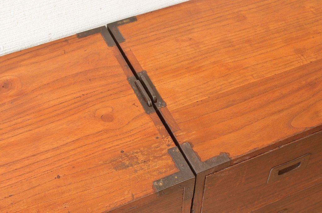 アンティーク家具　☆使い込まれた二段重ね箪笥