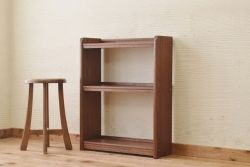 古い木の小さな本棚