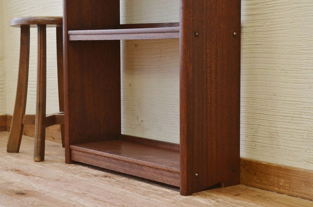 古い木の小さな本棚