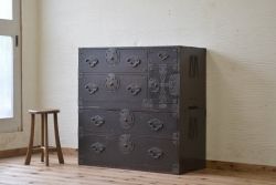 アンティーク家具　☆素敵な雰囲気!味のある蝶覆輪米沢箪笥