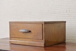 レトロ家具　レトロなデザインの1杯小引き出し