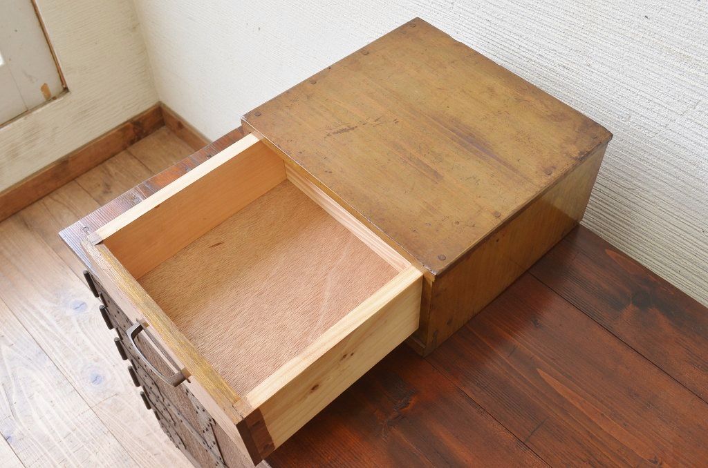 レトロ家具　レトロなデザインの1杯小引き出し