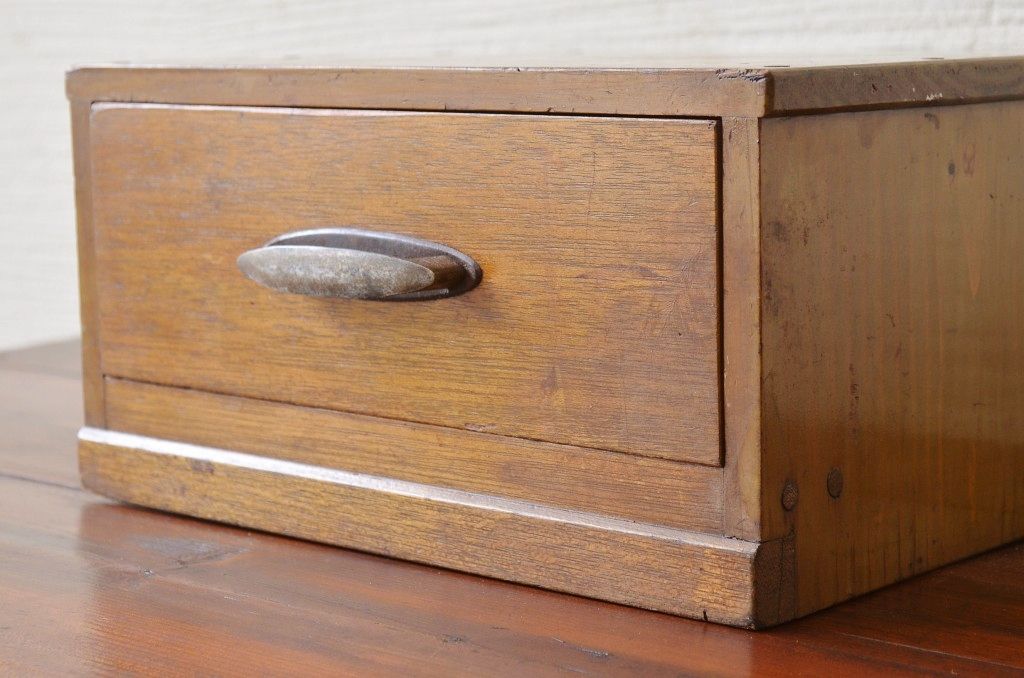 レトロ家具　レトロなデザインの1杯小引き出し