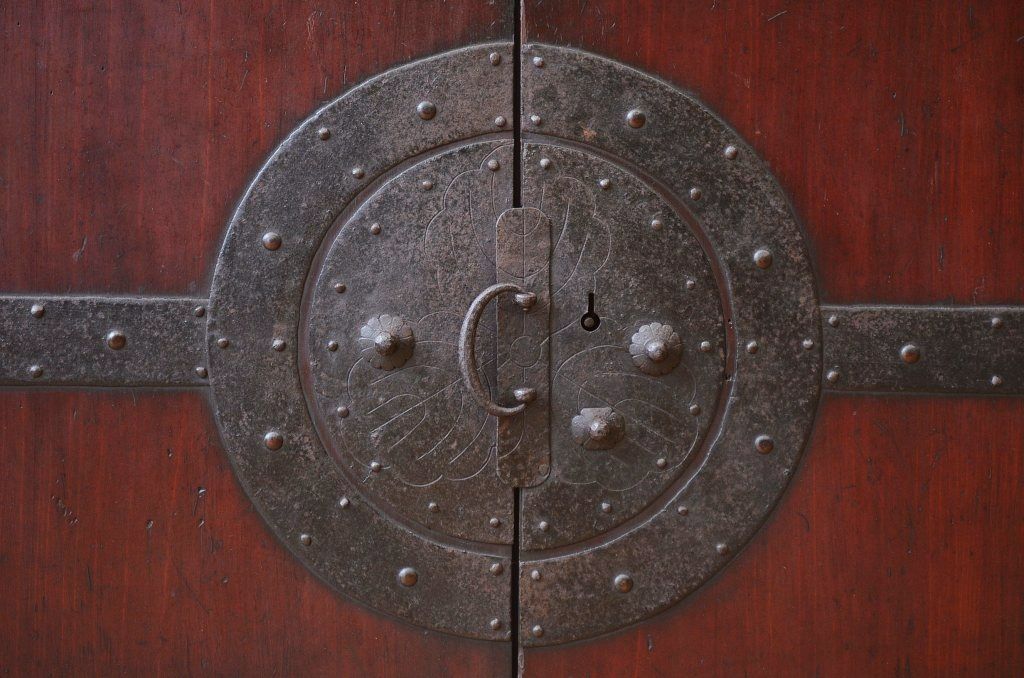アンティーク家具　天板補強の観音開き時代箪笥ローボード