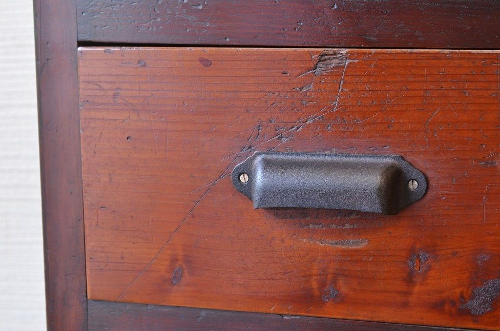 アンティーク家具　古い木のシンプルなアンティークチェスト