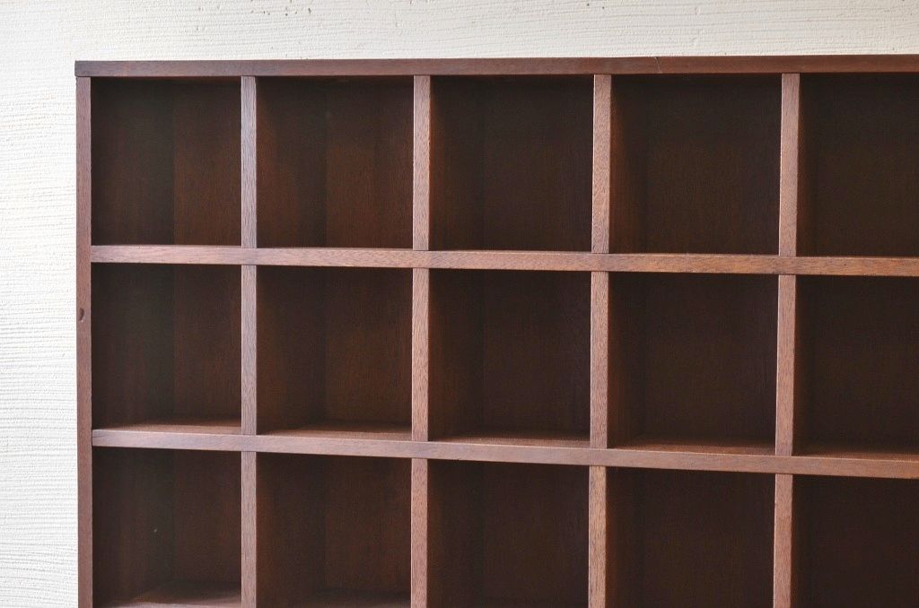 アンティーク家具 古い木の大きなマス目棚(収納棚、飾り棚